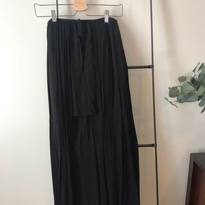 Black skirt with duster